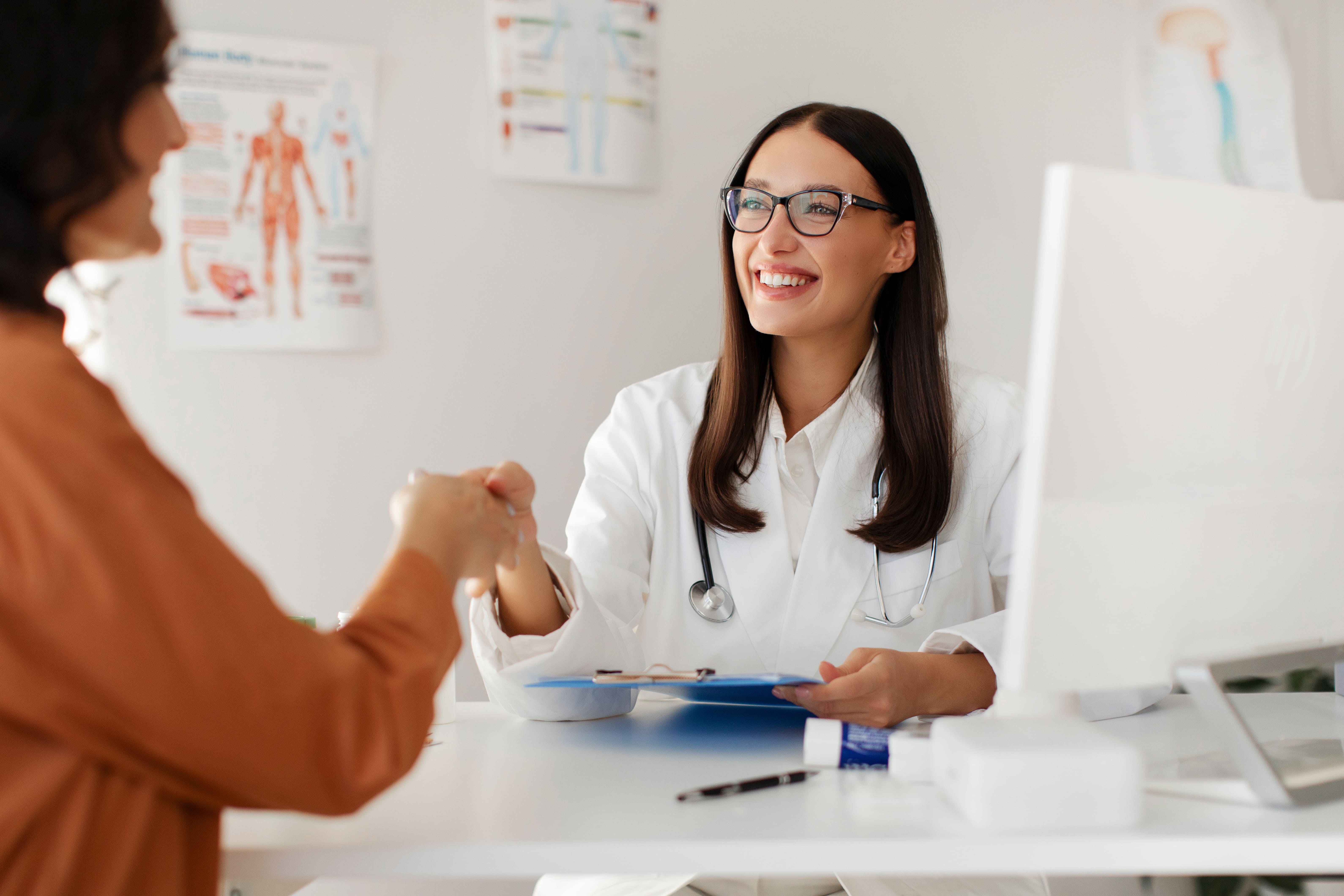 pracownica w gabinecie lekarskim