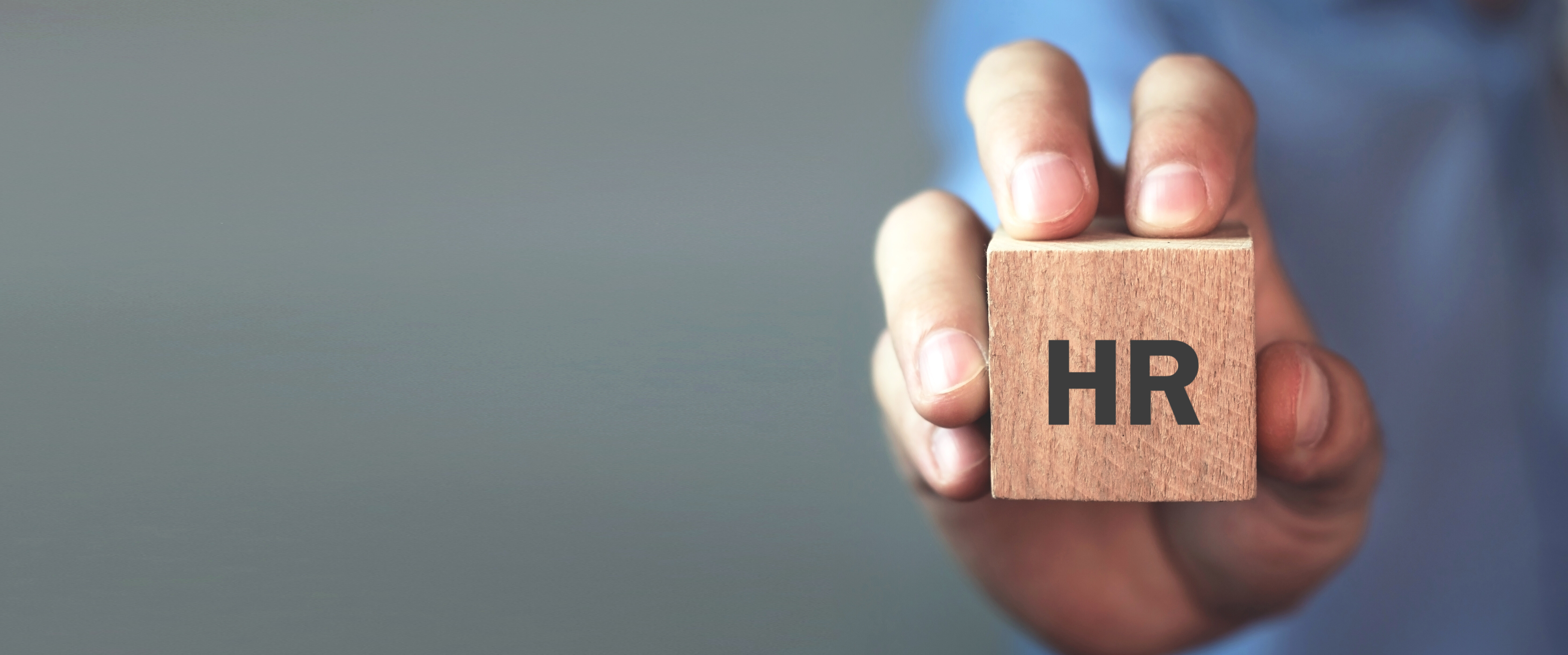 Czym jest HR? dłoń trzymająca kostkę z napisem HR