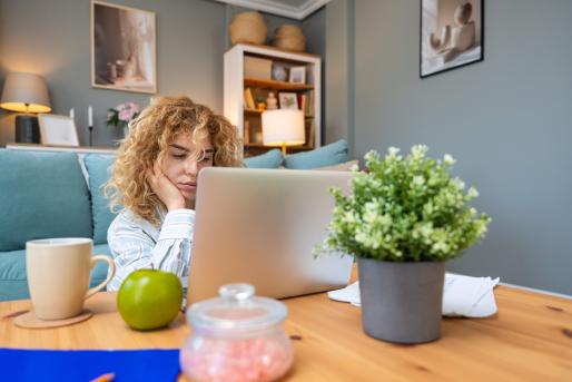 kobieta ma brain fog w pracy