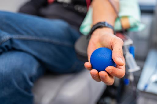 ręka osoby oddającej krew